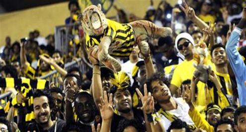 صور.. «طباخ» المدرجات يناشد والدة نور بالموافقة علي عودته للاتحاد